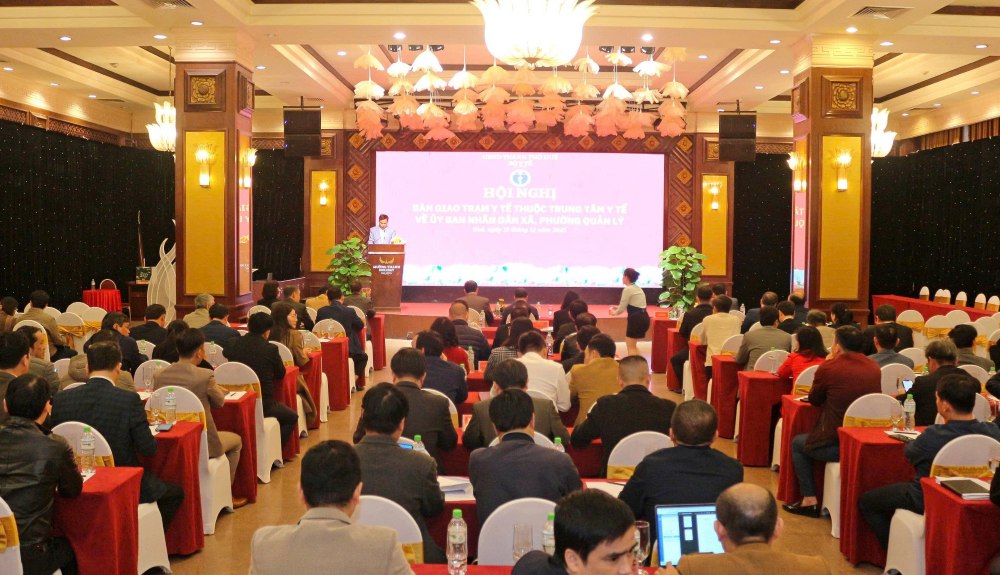 The conference to hand over health stations was attended by representatives of the leaders of the People's Committees of 40 communes and wards in Hue City. Photo: H. Dung