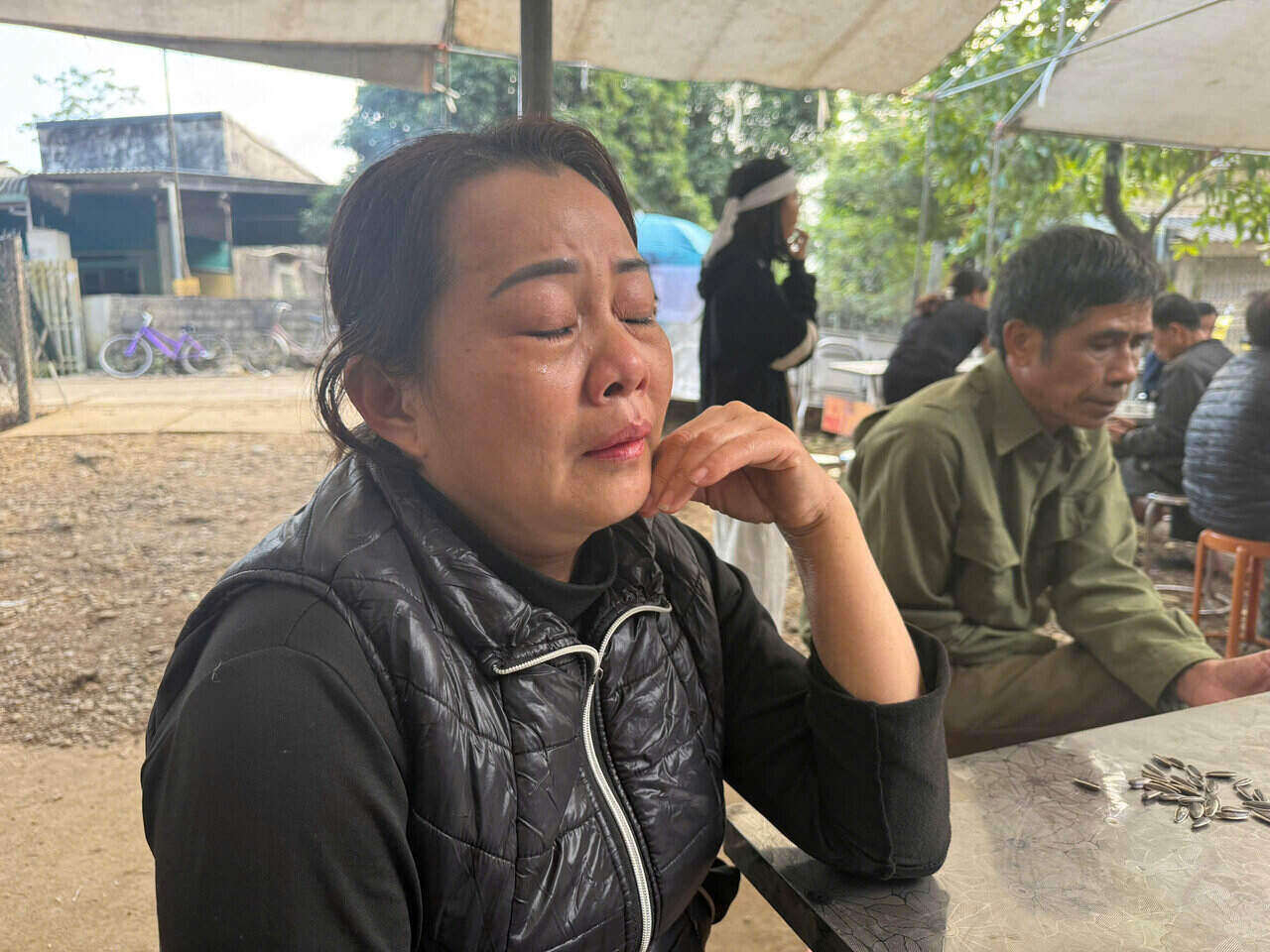 Chi gai ruot cua nan nhan Thin nghen ngao khi nho lai giay phut em trai gap nan. Anh: Minh Nguyen