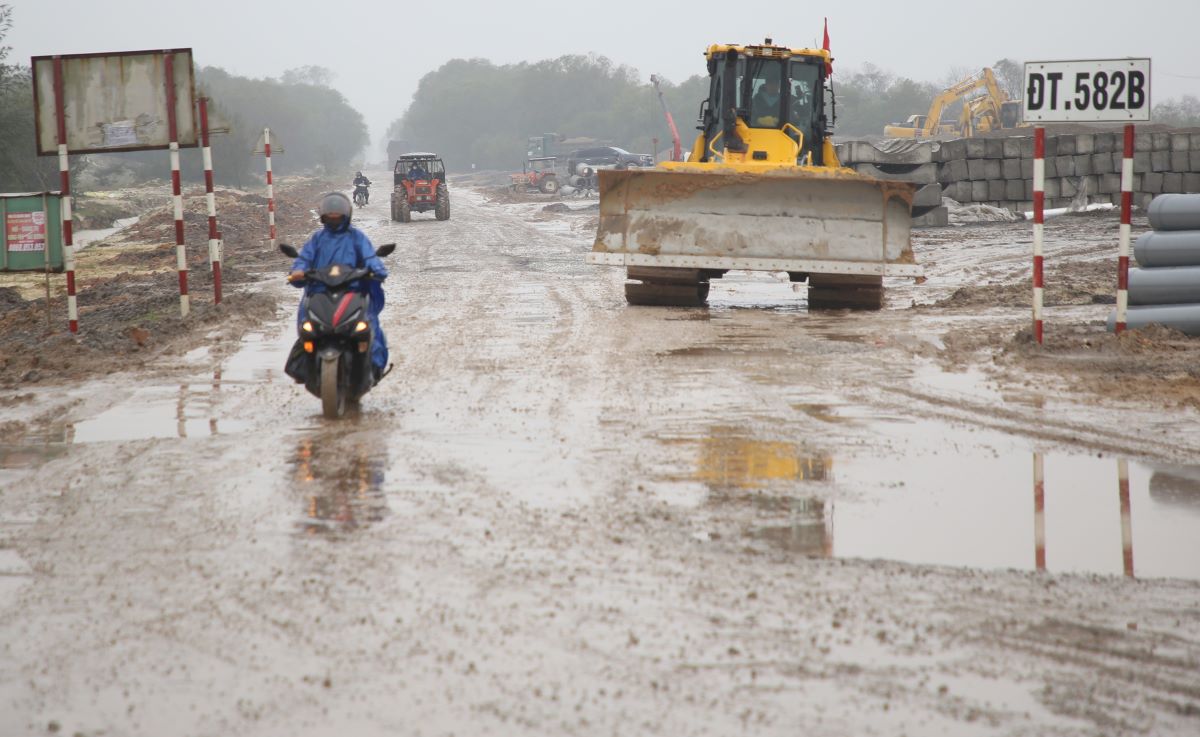 Quoc lo 15D路線の最初の道路は田んぼのようです。なぜなら、大型トラックがMy Thuy港の建設のために猛スピードで走っているからです。写真:Hung Tho