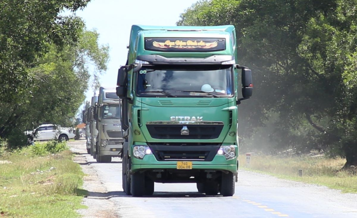 Ca doan xe tai trong lon noi duoi nhau chay tren Quoc lo 15D. Anh: Hung Tho