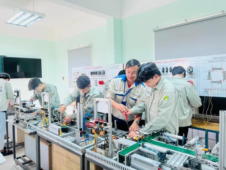 Dao tao nghe gan voi giai quyet viec lam ben vung dang tung buoc mo loi di dai han cho thanh nien Quang Ngai. Anh: Truong Cao dang co gioi Quang Ngai