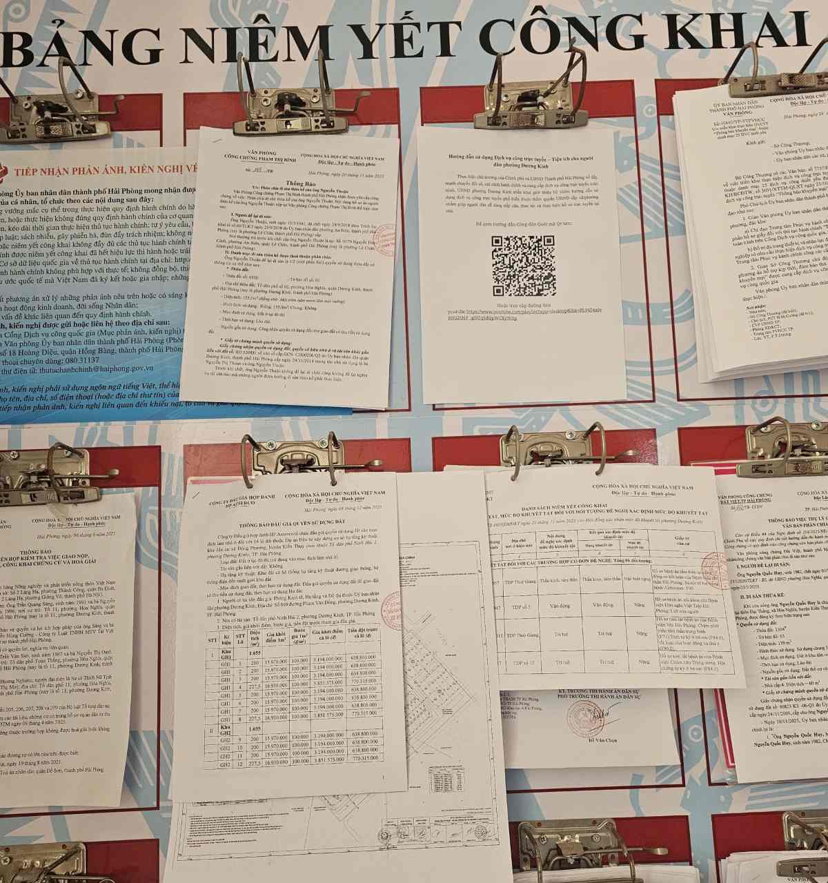 Announcing the price of 16 lottery tickets for houses in Duong Kinh village. Photo: Duong Kinh Information Center, Hai Phong