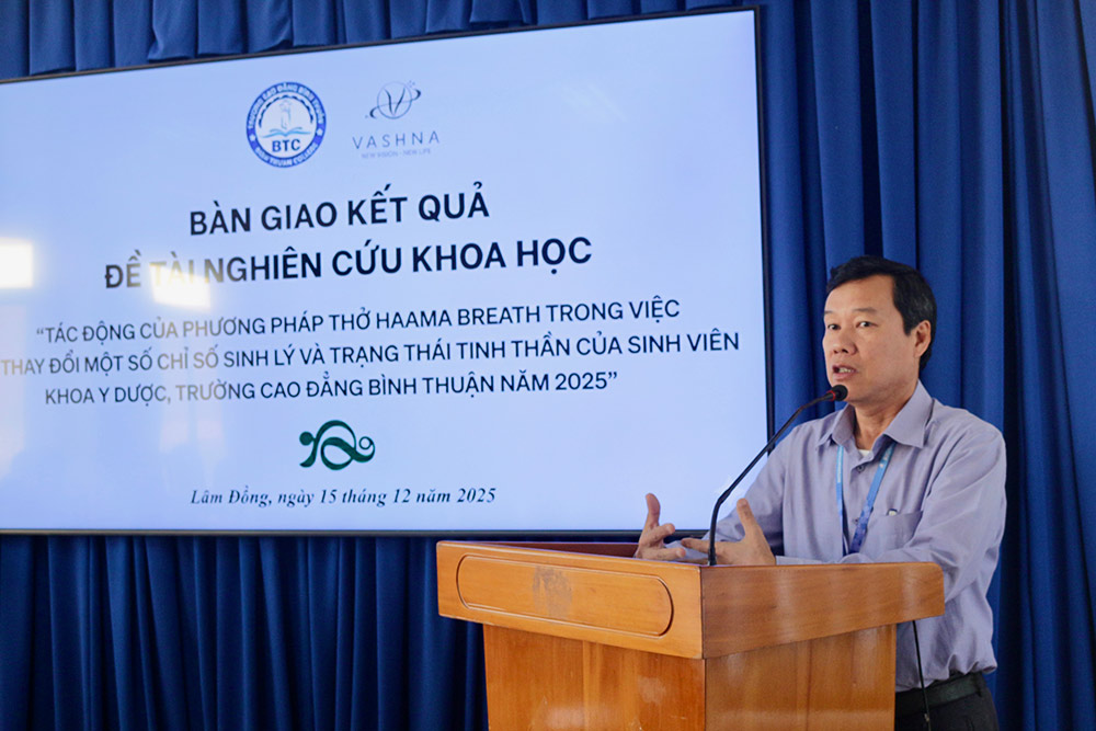 TS. BS Do Huy Son, Hieu truong Truong Cao dang Binh Thuan, phat bieu tai buoi le. Anh: Quynh Phuong