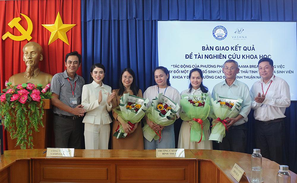Nhom nghien cuu nhan ket qua de tai nghien cuu khoa hoc cap Truong tai Truong Cao dang Binh Thuan. Anh: Quynh Phuong