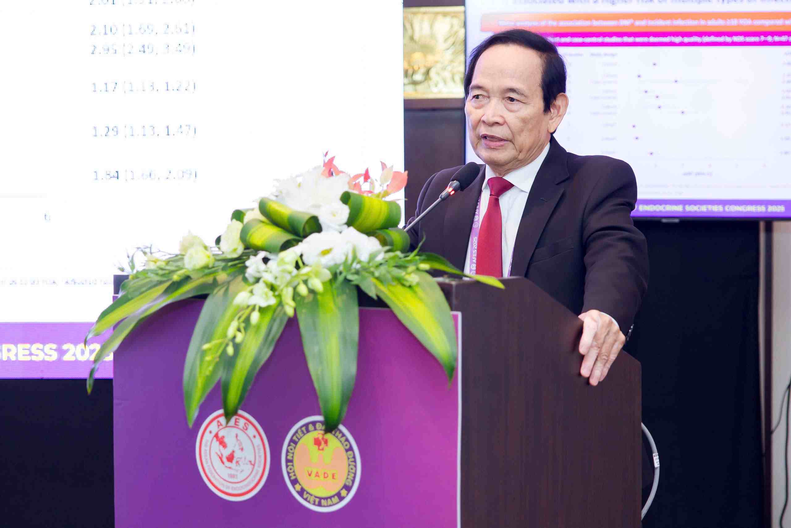 GS.TS.BS Tran Huu Dang, Chu tich Hoi Noi tiet – Dai thao duong Viet Nam chia se ve vai tro cua vaccine phong ngua cac benh truyen nhiem, nhiem trung cho nguoi benh dai thao duong. Anh: Ngan Ngoc