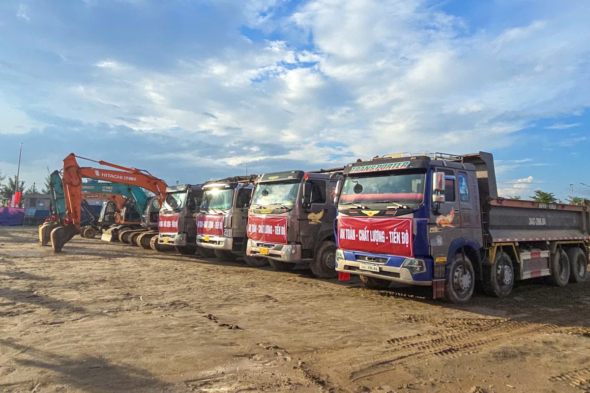 Hai Phong organized the groundbreaking, inauguration, and groundbreaking ceremony for 14 works and projects at 12 locations to celebrate the country's important political events. Photo: Hai Phong Portal