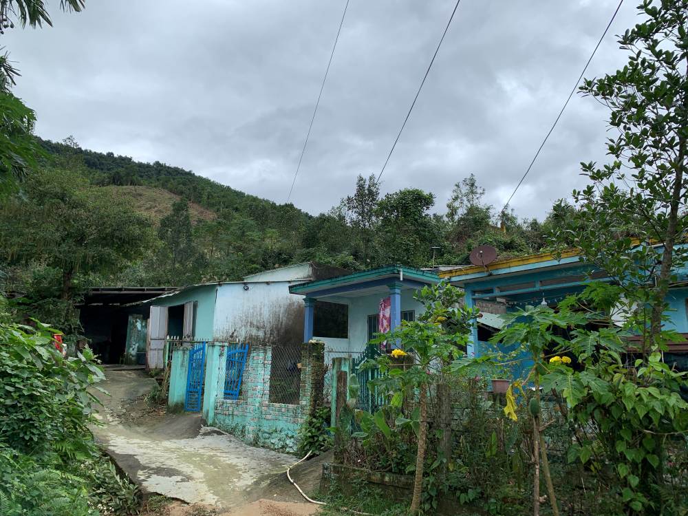 Nhieu ho dan song sat vach nui tai to dan pho Pho Nam, phuong Hai Van, TP Da Nang. Anh: Thanh Huyen