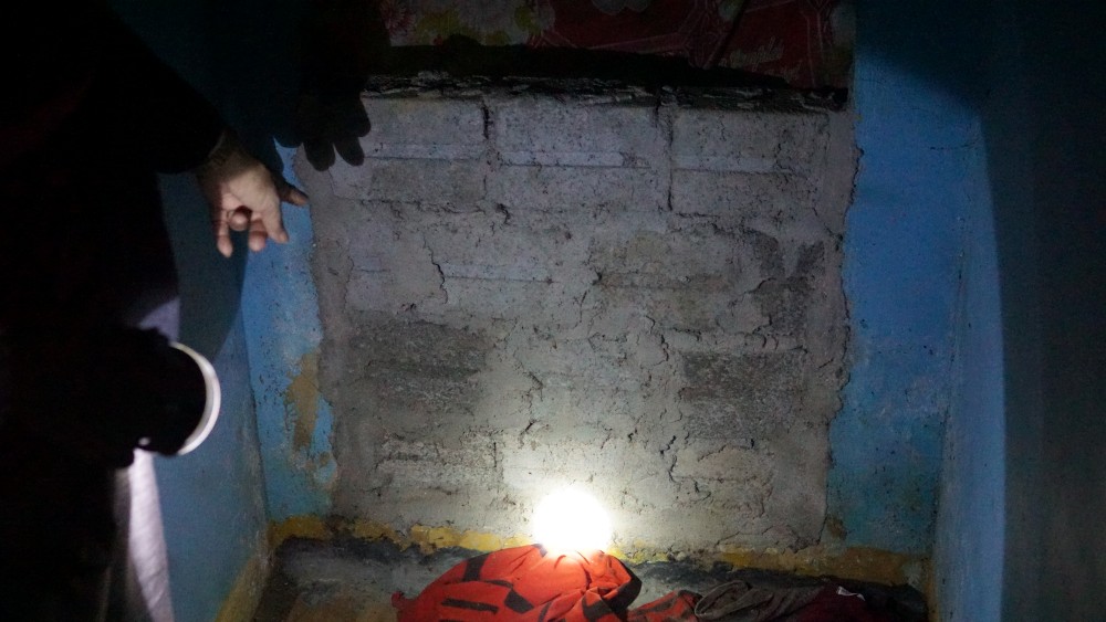 Gia dinh ba Minh phai xay 1 buc tuong tam ngan bun non, dat da tran vao nha. Anh: Thanh Huyen