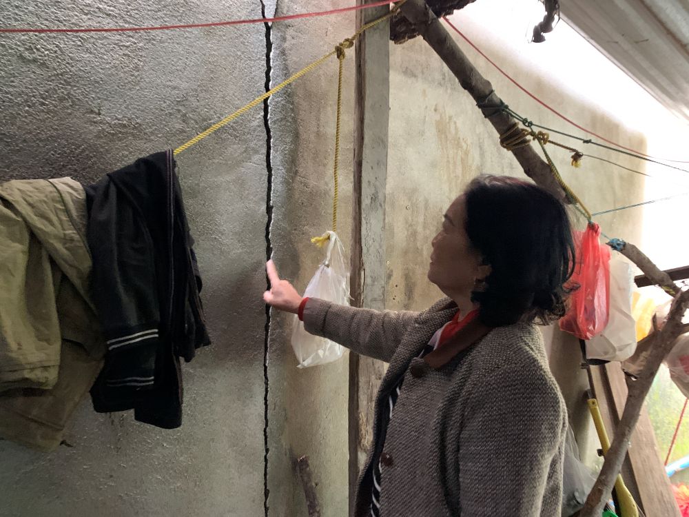 Can nha cua ba Hoa cung xuat hien nhieu vet nut. Anh: Thanh Huyen