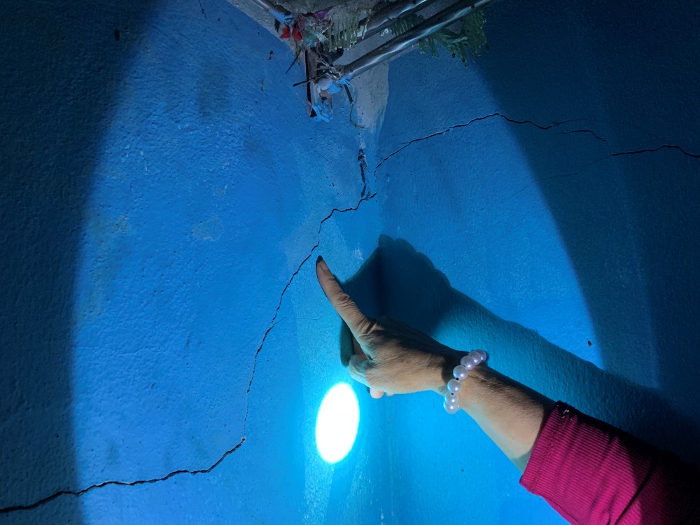 Nhieu mang tuong trong nha ba Minh xuat hien nhung duong nut lon. Anh: Thanh Huyen