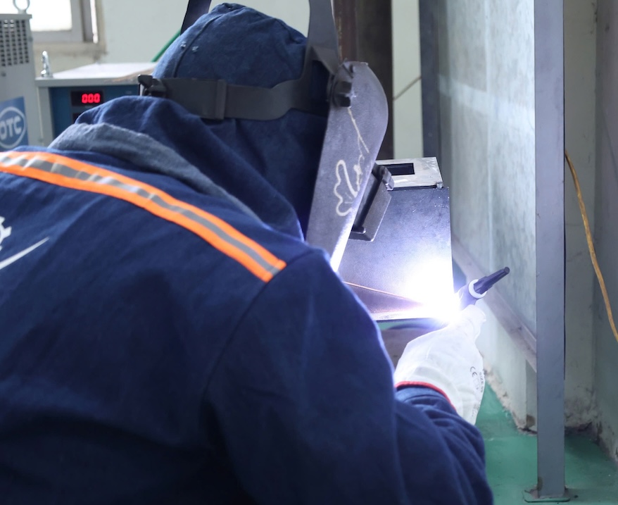 Workers in heavy-duty jobs need to be adequate with starch, protein, good fats, vitamins and water to ensure health and productivity. Photo: Kieu Vu