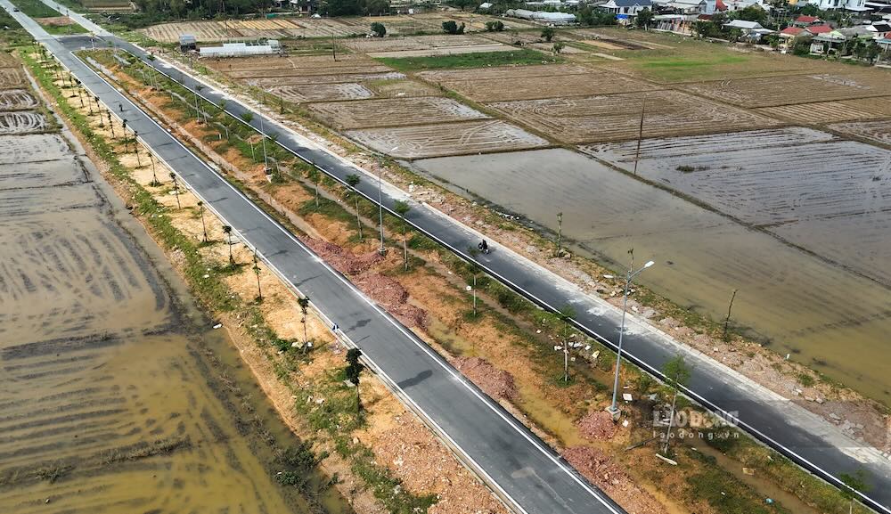 Ghi nhan cua PV Bao Lao Dong giua thang 12.2025, du an duong Cho Mai – Tan My (TP Hue) da hoan tat tham nhua toan tuyen sau nhieu nam thi cong cham tien do. Tuyen duong dai hon 4km, diem dau giao duong Pham Van Dong, diem cuoi ket noi duong Phu My – Thuan An.