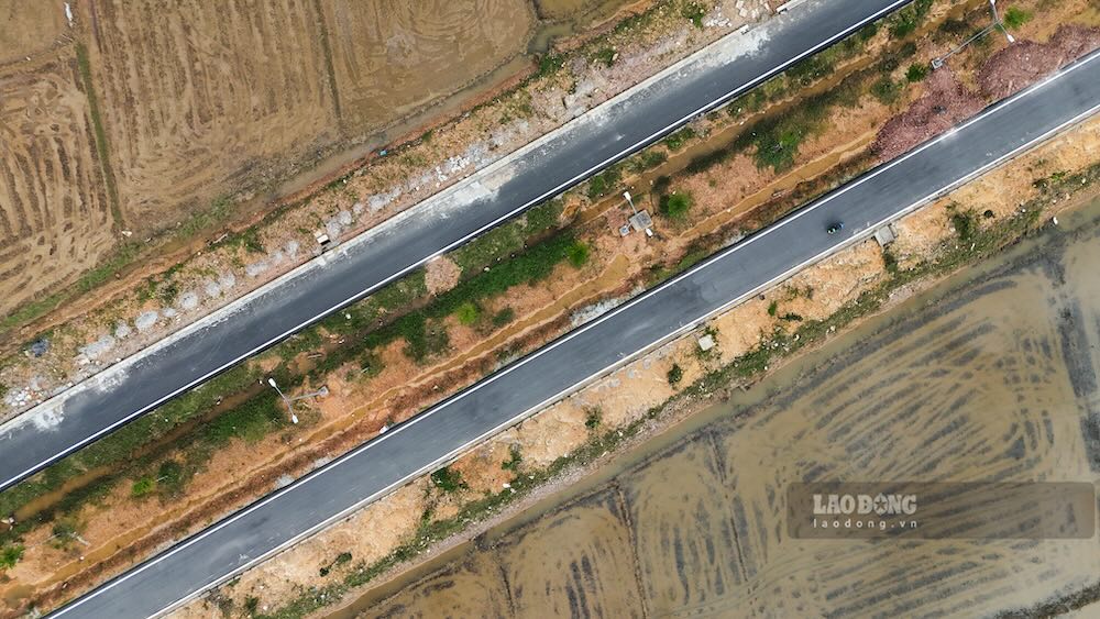 Phan lon mat duong da duoc ke vach son giao thong, mot so doan dang tiep tuc hoan thien mep duong de tien hanh ke vach dong bo toan tuyen.