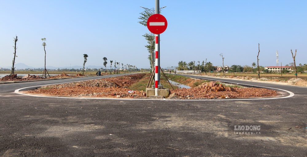 He thong bien bao giao thong duoc lap dat doc tuyen, tuy nhien nhieu hang muc phu tro van dang trong qua trinh thi cong.