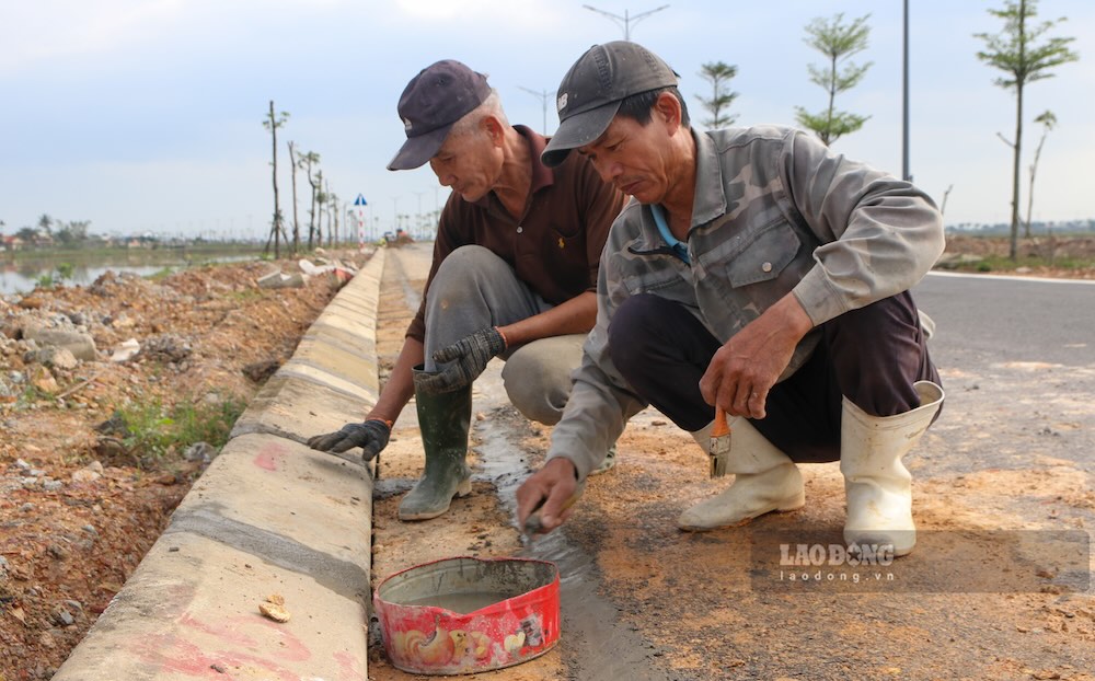 Sau khi tham nhua mat duong chinh, cac to thi cong tap trung vao ha tang ky thuat nhu le duong, bo via va he thong thoat nuoc.