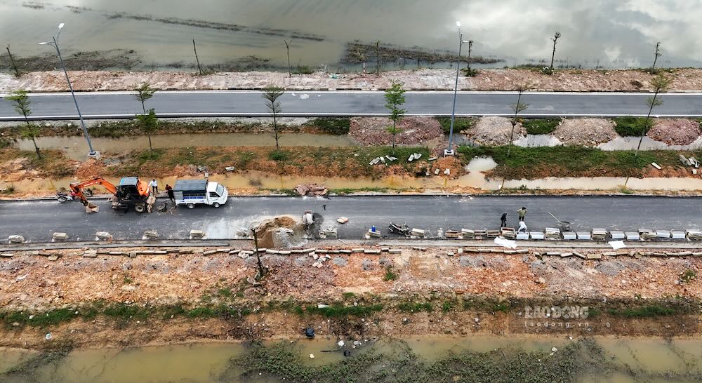 Doc mep phai tuyen duong, hang loat khoi be tong bo via duoc tap ket cho lap dat, mot so doan da duoc dat xuong ranh dinh vi nham hoan thien mep duong, phan tach phan xe chay voi le.