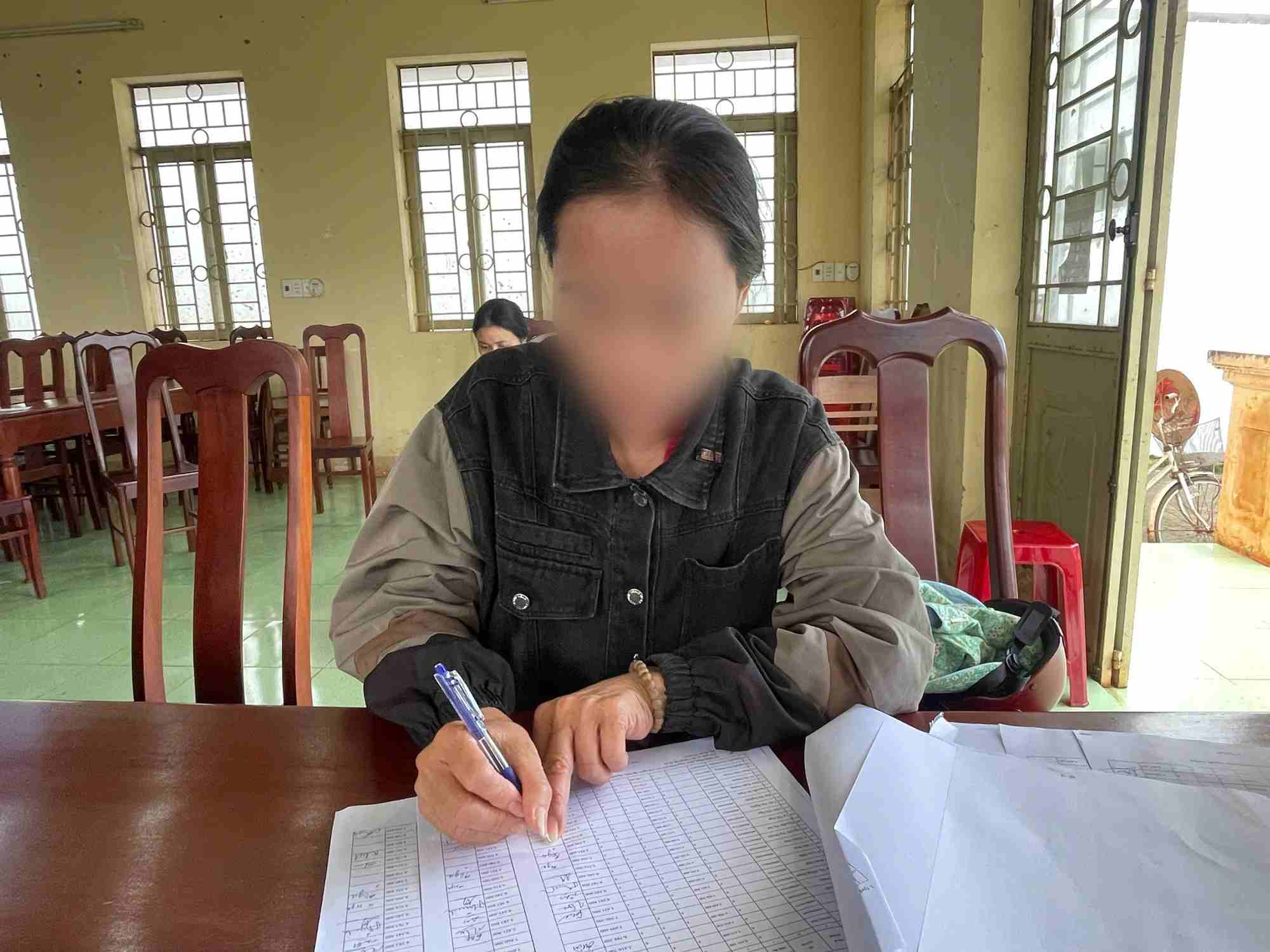 People receive pensions at the fixed payment point of the Social Insurance. Photo: According to VGP