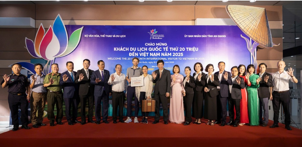 Le don va tang qua cho vi khach quoc te thu 20 trieu. Anh: Sun Group