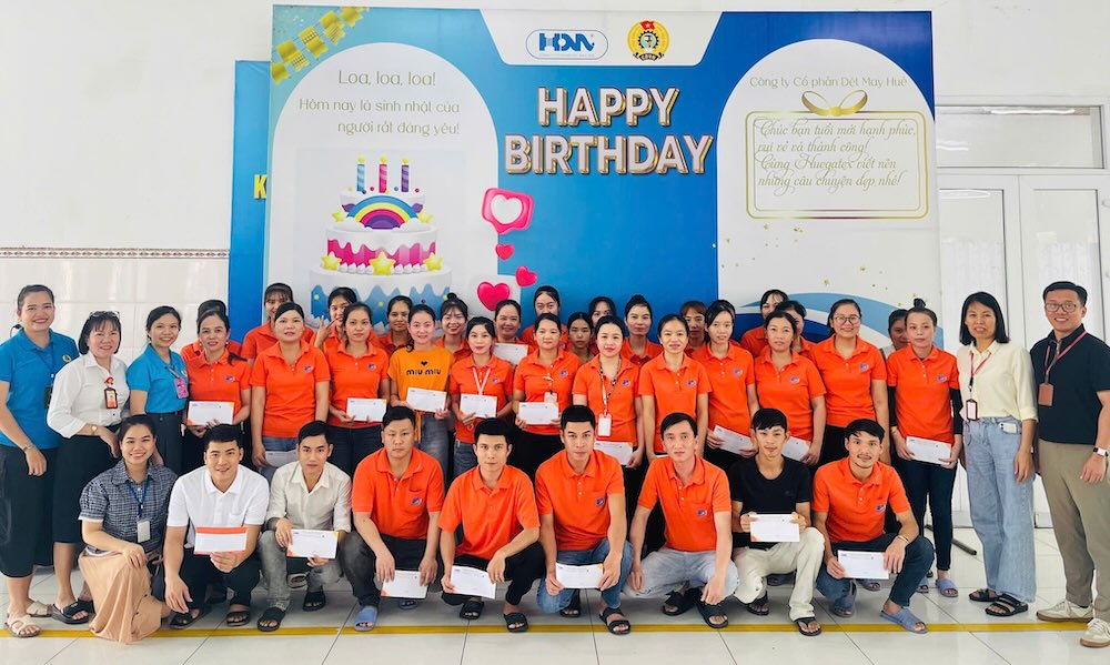 Many workers and laborers are interested in and have meaningful birthdays organized by the Hue Textile and Garment Trade Union. Photo: Hue Textile