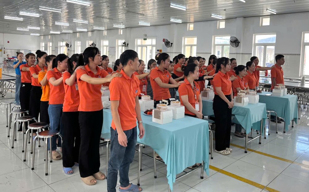 Cong nhan duoc tham gia giai tri tai buoi to chuc sinh nhat chung. Anh: Det May Hue