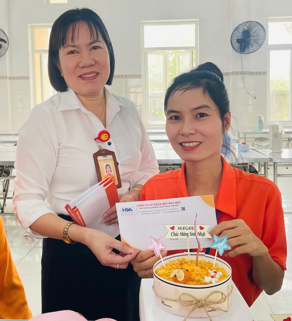 Cong doan mang lai mon qua y nghia, dong vien nguoi lao dong. Anh: Det May Hue