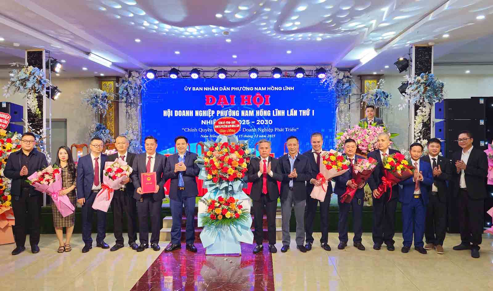 Nam Hong Linh ward leaders presented flowers to congratulate the Executive Committee of the Ward Business Association for the 2025-2030 term. Photo: Quoc Cuong.