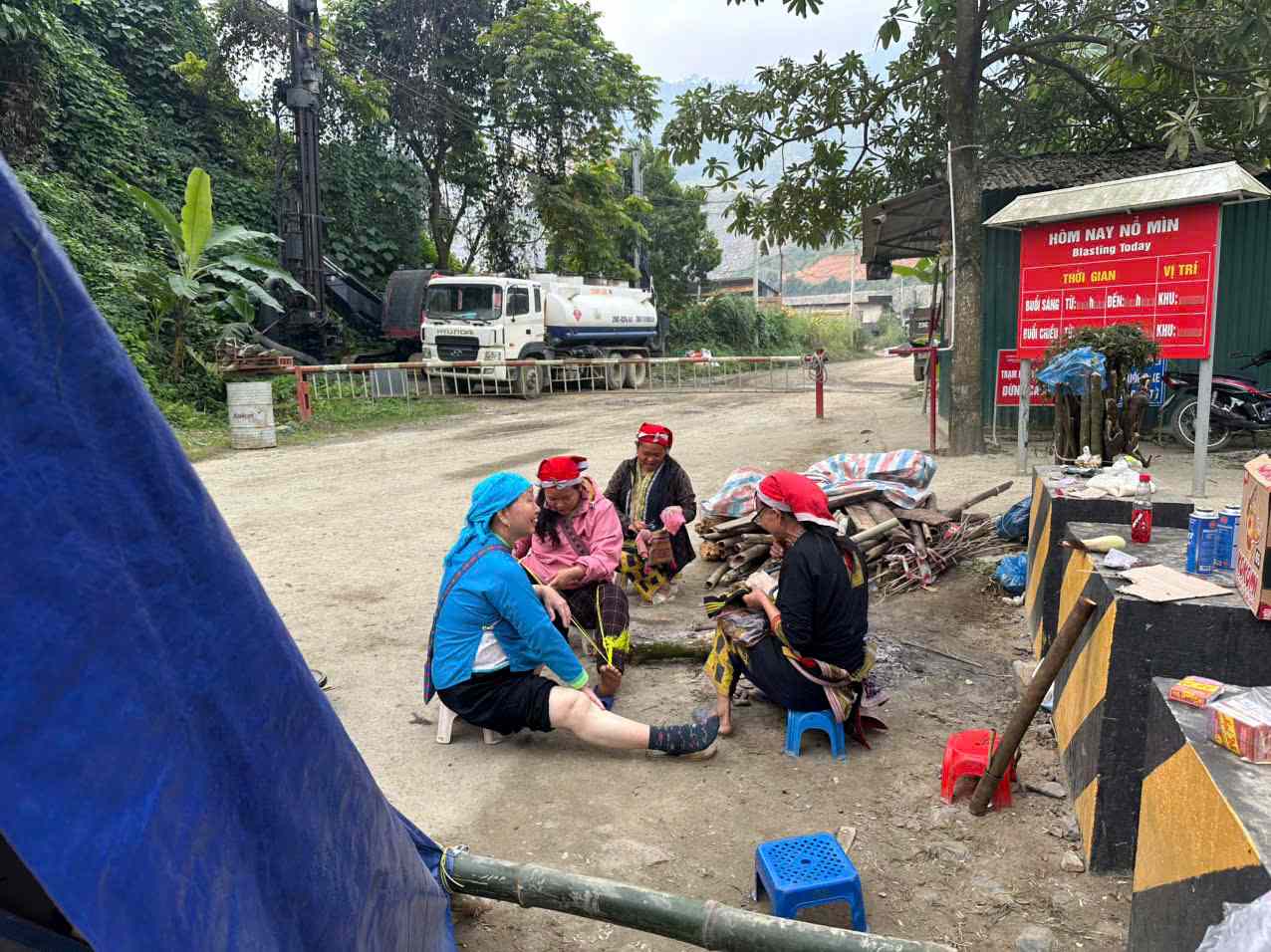 People living in front of the copper mine gate. Photo: Dinh Dai