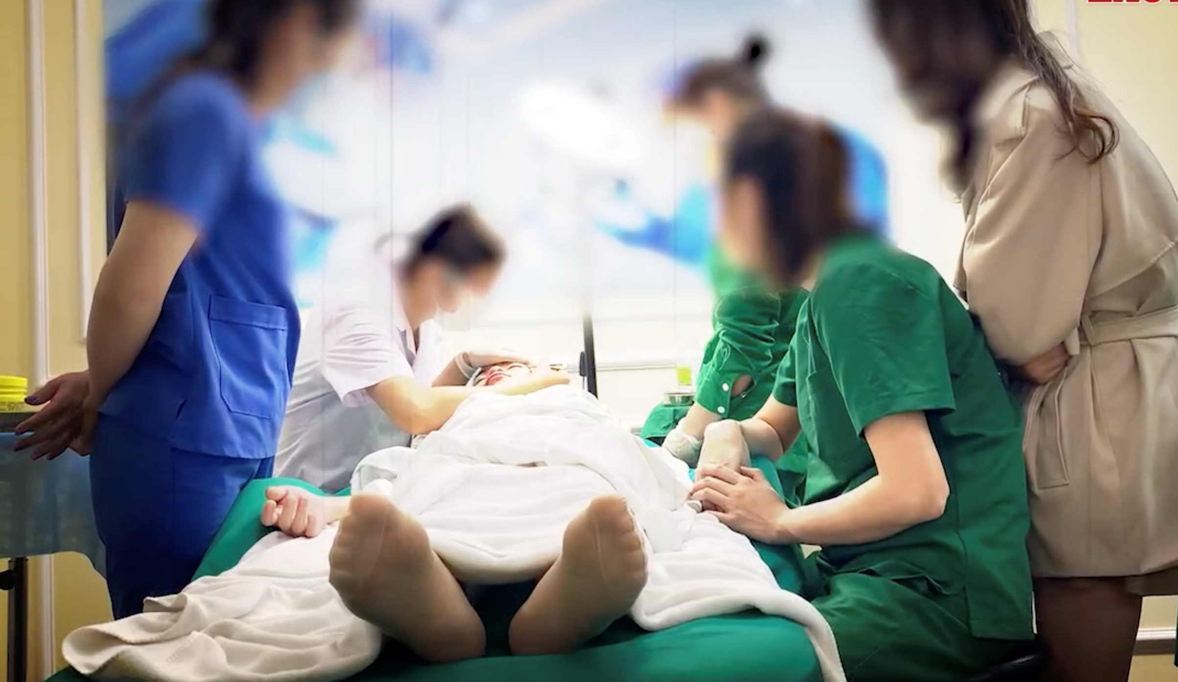 Close-up of the haircut and filler injection at an unlicensed facility in Hanoi. Photo: PV Group