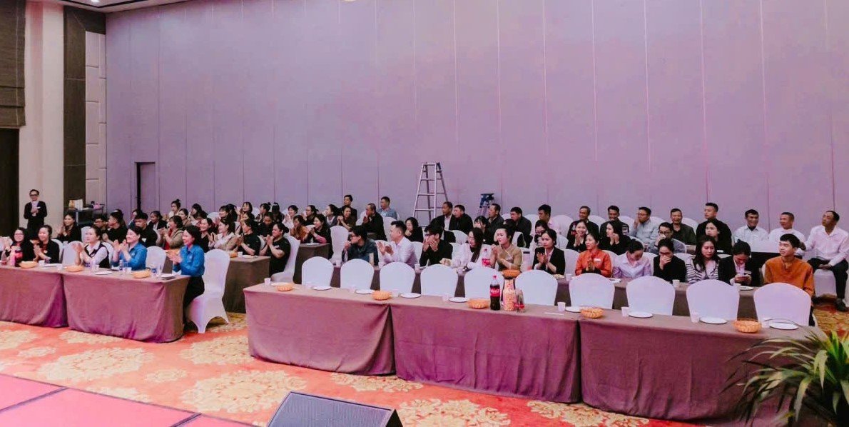 A large number of union members and workers attended the screening of the movie Red Rain organized by the Hoa Lu Ward Union. Photo: Dieu Anh