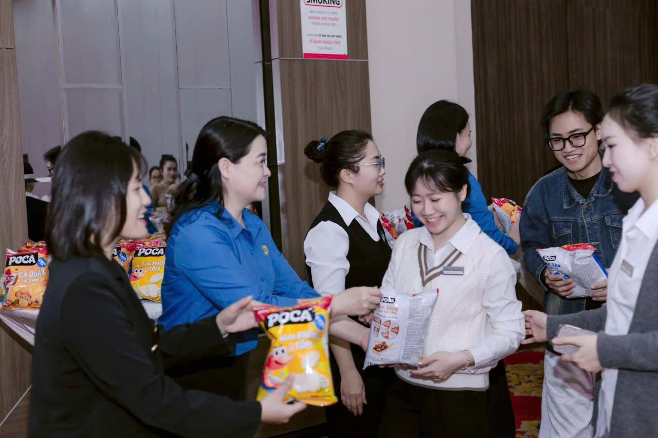 Can bo Cong doan phuong Hoa Lu tang qua cho doan vien, CNLD tai buoi chieu phim. Anh: Dieu Anh