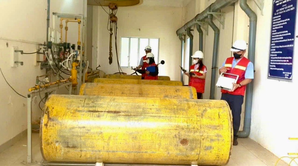 Giam sat moi truong lao dong tai doanh nghiep de dam bao suc khoe cho cong nhan. Anh: Pham Duy