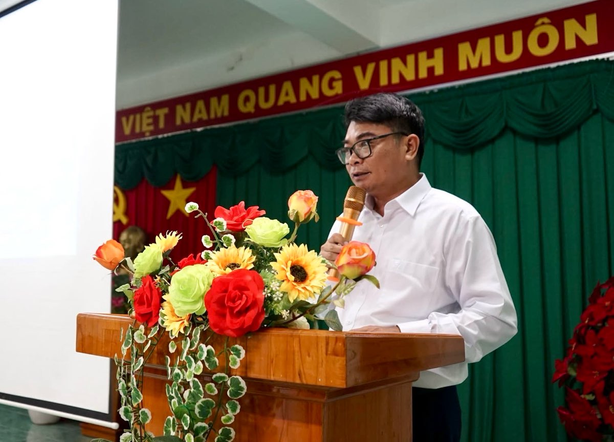 Bac si Nguyen Tuan Anh - Pho Giam doc Trung tam Kiem soat benh tat tinh Lam Dong tai mot buoi tap huan. Anh: Nguyen Bong