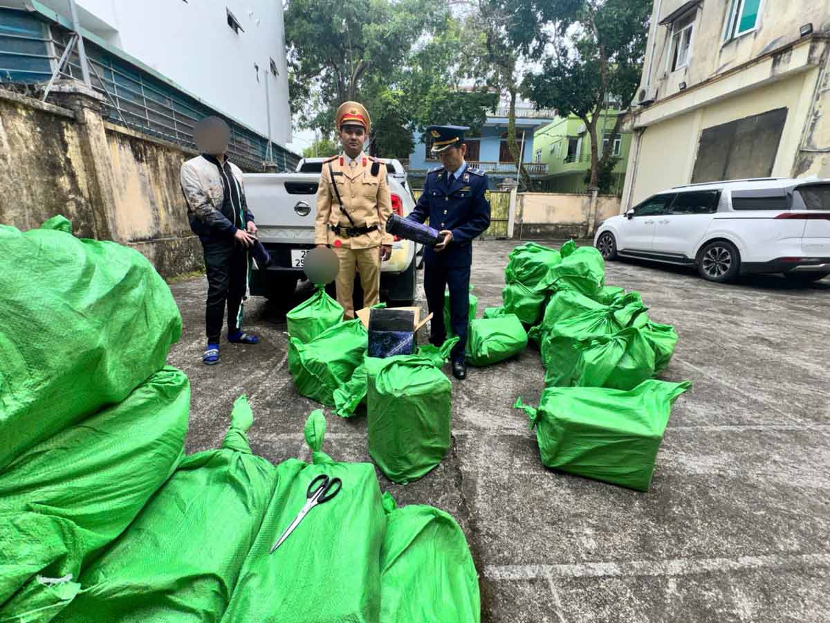 Đội Cảnh sát giao thông đường bộ số 3 bàn giao số bình nghi chứa khí cười cho lực lượng quản lý thị trường. Ảnh: Công an Quảng Ninh