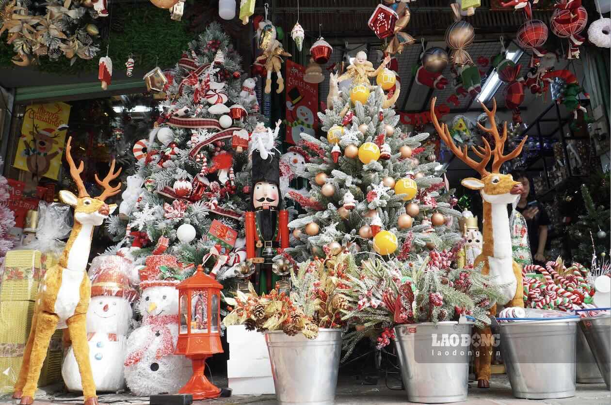 Khong gian song duoc “thap sang” tinh than Giang sinh voi cay thong Noel, day den lap lanh va nhung diem nhan trang tri nho xinh, mang lai cam giac am ap, an yen cho mua le hoi cuoi nam.