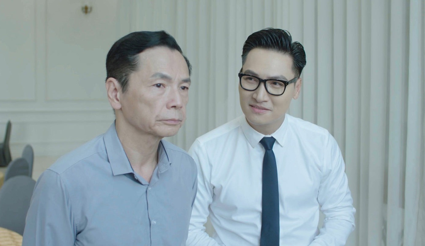 NSND Trung Anh va dien vien Manh Truong trong phim. Anh cat tu phim