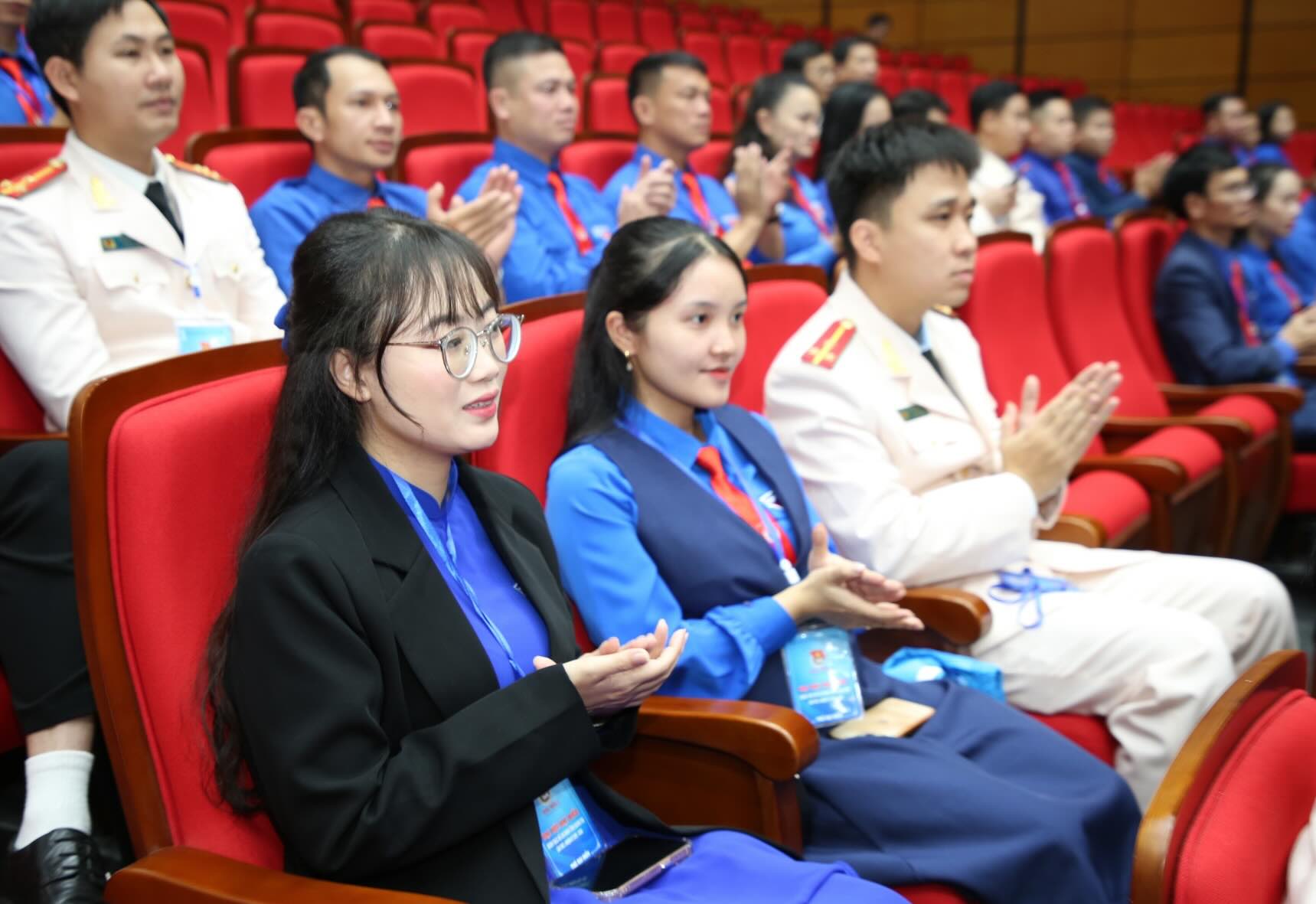 제1차 꽝찌성 호치민 공산주의 청년 연맹 대표자 대회에 참석한 대표들. 사진: Cong Sang