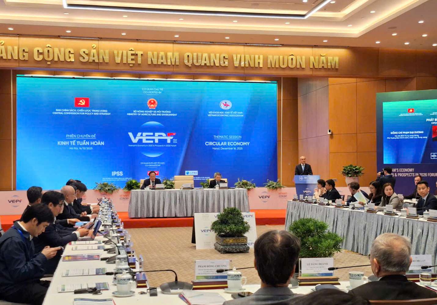 Mr. Pham Dai Duong - Deputy Head of the Central Economic Commission spoke at the Circular Economy Session at the Vietnam Economic Forum 2025, prospects for 2026. Photo: Tuyet Lan