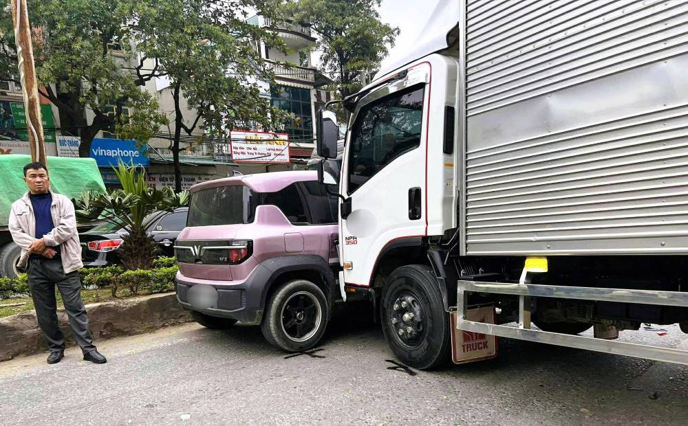 Nhieu chiec xe bi hu hong sau vu tai nan lien hoan. Anh: Minh Hoang