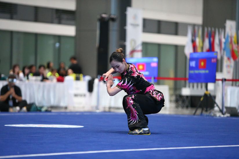 Dang Tran Phuong Nhi competed in the men's boat event at the 33rd SEA Games. Photo: Bui Luong