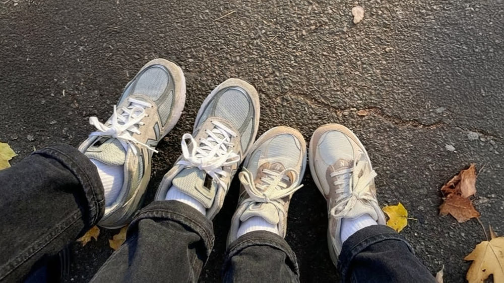 pair shoes will be a meaningful gift for boyfriend on Christmas. Photo: Thuy An