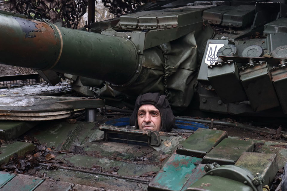 우크라이나 탱크를 운전하는 군인. 사진: AFP