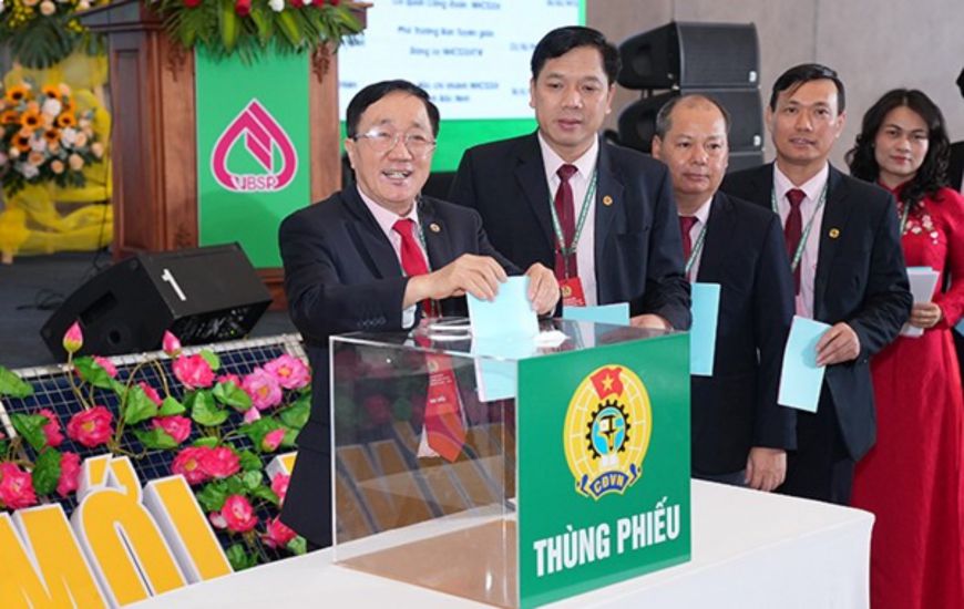 Delegates attending the 6th Congress voted to the Executive Committee of the VBSP Trade Union for the 2025 - 2030 term. Photo: VN Bank Trade Union