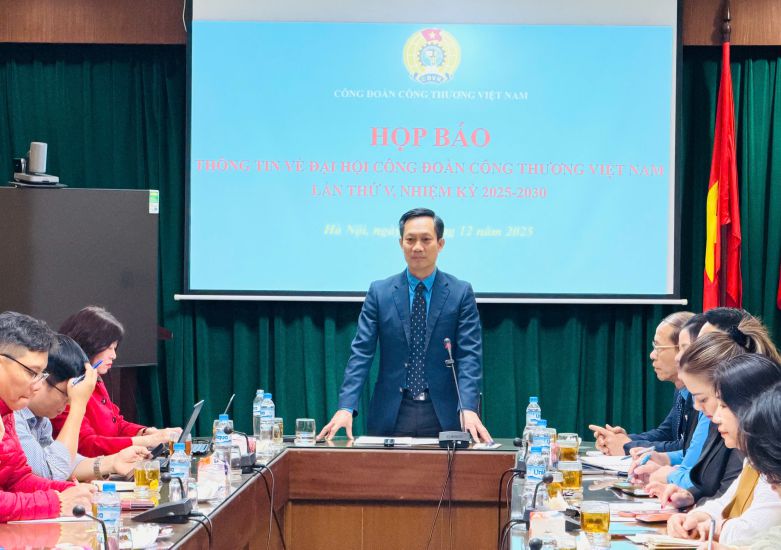 Mr. Le An Hai - Member of the Presidium of the Vietnam General Confederation of Labor, Chairman of the Vietnam Trade Union of Industry and Trade chaired the conference. Photo: Thuy Linh