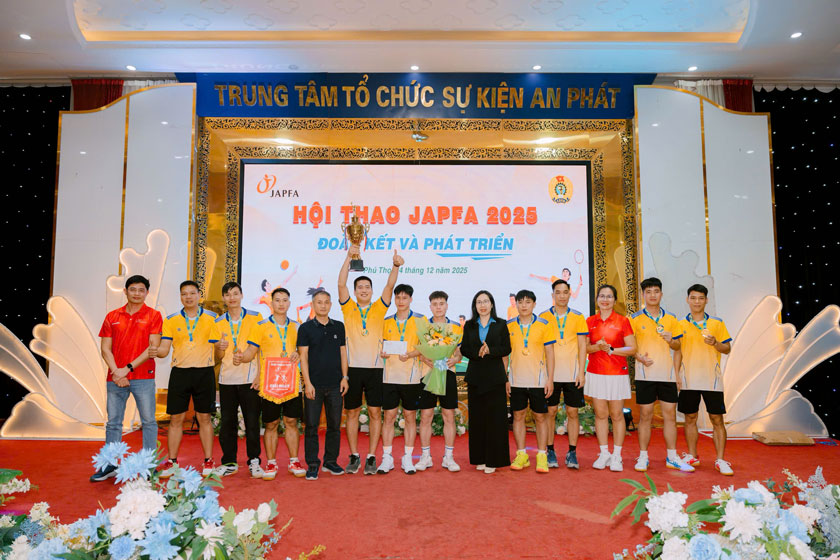 Trao thuong cho doi gianh giai Nhat hoi thao. Anh: Thanh Phong