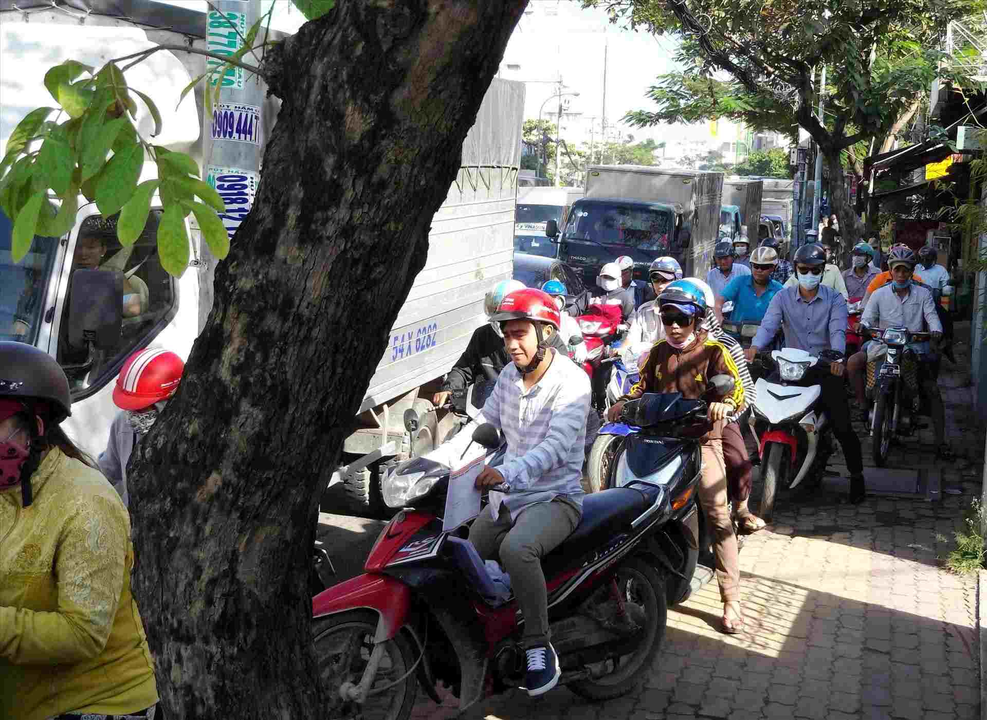 Xe may noi duoi nhau leo len via he duong Dinh Bo Linh. Anh: Minh Quan