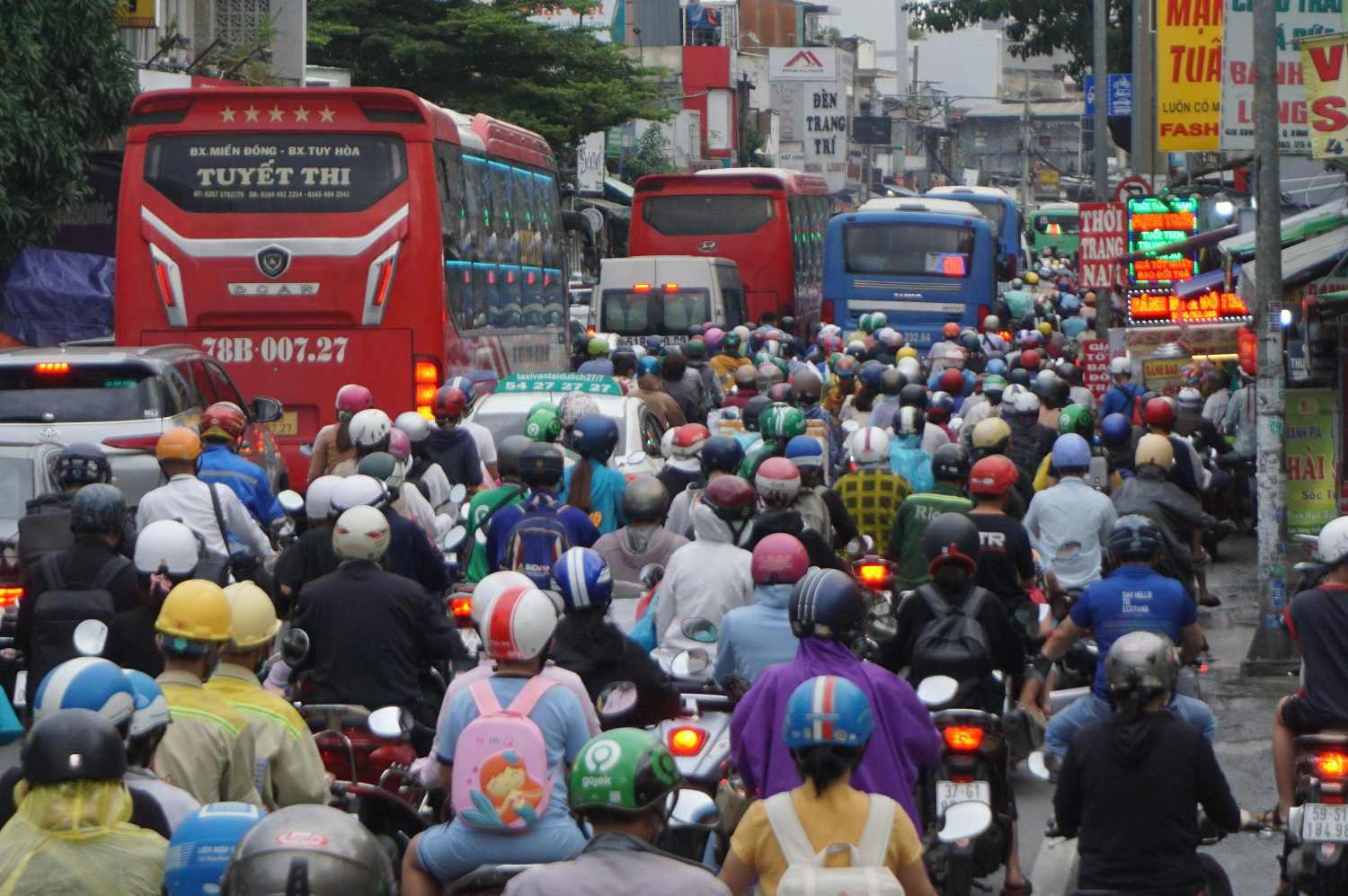 Un tac giao thong dien ra thuong xuyen tren duong Xo Viet Nghe Tinh. Anh: Minh Quan