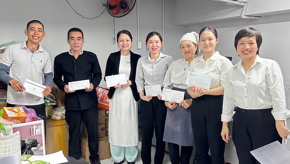 The City Labor Federation presented support to 278 union members and workers in Hoi An Dong and Hoi An Tay wards affected by storms. Photo: Da Nang Trade Union