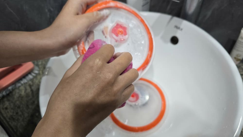 Be sure to clean the food container lid thoroughly to ensure safety. Photo: Tuan Dat