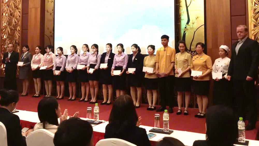 The Trade Union of Silver Shores Investment and Development Company Limited presented support to workers facing difficulties due to floods. Photo: Da Nang Trade Union.