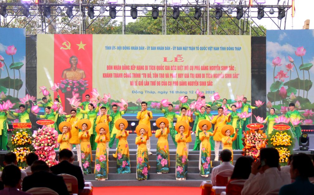 Ngay 16.12, tinh Dong Thap long trong lam le don Bang cong nhan Di tich quoc gia dac biet Mo cu Pho bang Nguyen Sinh Sac tai phuong Cao Lanh. Anh: Thanh Mai